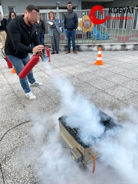 Formation manipulation extincteur creche